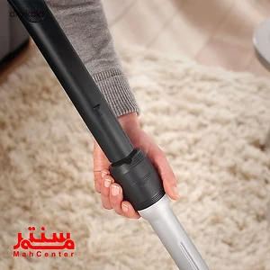 تصویر خانمی در حال جارو زدن با جاروبرقی فیلیپس مدل FC9194/01